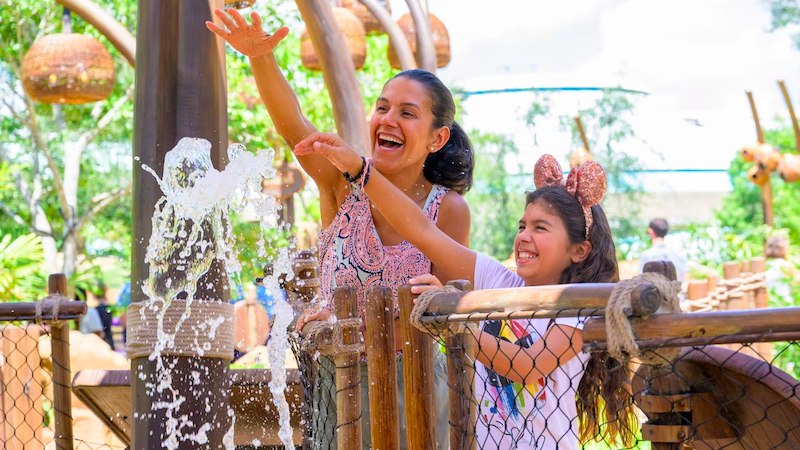 Mãe e filha interagindo com a atração de Moana - Journey of Water no Epcot da Disney Orlando