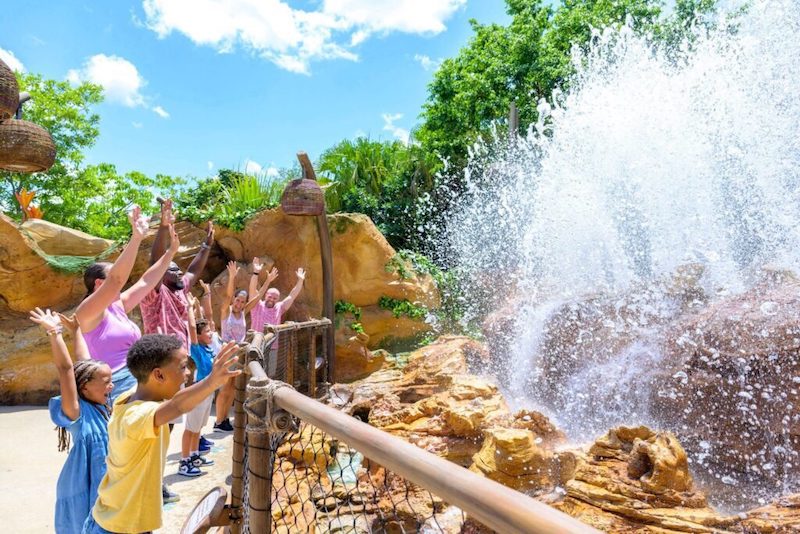 Pessoas interagindo com a atração de Moana - Journey of Water no Epcot da Disney Orlando